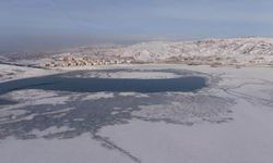 Van'da Sıhke Göleti'nin yüzeyi dondu