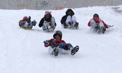 Bazı illerde kar nedeniyle eğitime bir gün ara verildi