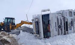 Van'da gizli buzlanmadan dolayı tır devrildi