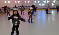 Vanlı çocukların buz pateni keyfi