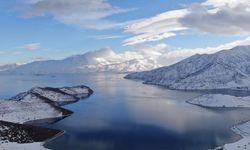 Van Gölü'nün suları karla buluştu