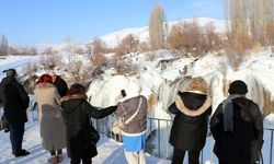 Kısmen donan Muradiye Şelalesi’ne ziyaretçi ilgisi