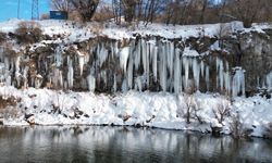 Van'daki kanyonda metrelerce buz sarkıtları görsel şölen sunuyor