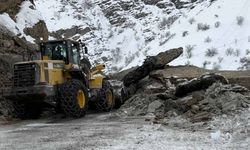 Kayaların düştüğü kara yolu yeniden ulaşıma açıldı