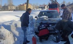 Van'da seyir halindeki otomobil yandı