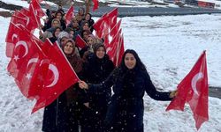Van Kalesi'nde kadınlardan bayraklı yürüyüş