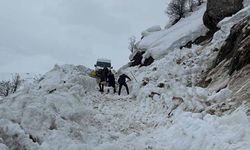 Hakkâri’de çığ düştü: Öğrenci servisi yolda kaldı