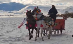 Göl üzerinde atlı gezi ve halay keyfi
