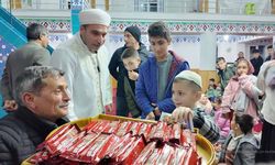 Van'da teravihe gelen çocuklara imamdan ikramlar