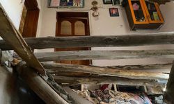 Van'da 2 katlı evin toprak damı çöktü