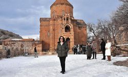 Sanatçı Hülya Koçyiğit, Akdamar Adası'nı gezdi