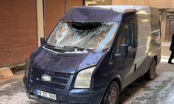 Çatıdan düşen kar kütlesi seyir halindeki minibüse zarar verdi