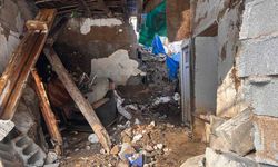 Bir evin üzerine kaya düştü