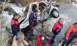 Dereye uçan araç hurdaya döndü Aynı aileden 3 kişi hayatını kaybetti
