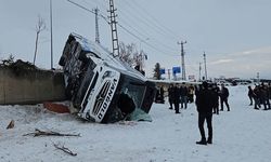 Van yolcu otobüsü devrildi! 16 kişi yaralandı