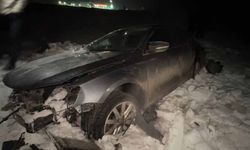 Otomobil 30 metre savrularak kar yığınına saplandı