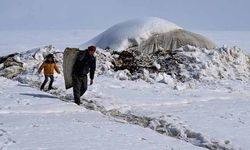 Van'da kışın boşalan köyde yalnız kalan çift, zorluklara birlikte göğüs geriyor