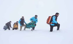 Sağlıkçılar zorlu kış şartlarında hastaların imdadına yetişiyor