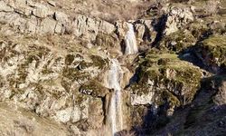 Hakkari'de şelaleler yağışların etkisiyle akmaya başladı