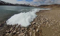 Van'da baraj gölünde donan dalgalar görsel şölen sundu