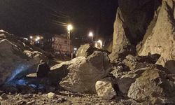 Hakkari'de dev kayalar mahalle yoluna düştü