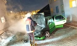 Van'da park halindeki otomobil yandı