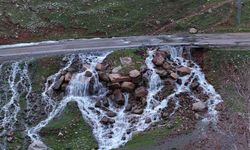 Asfaltın ortasından su pınarı fışkırdı