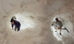 Bahçesaray'da evler kar altında kaldı, ulaşım tünellerle sağlanıyor