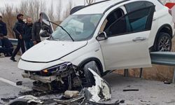 Van'da kontrolden çıkan otomobil bariyerlerde asılı kaldı: 4 yaralı