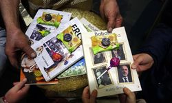 Çocuklara verdiği kitaplarının üzerine şeker ve çikolata yapıştırdı