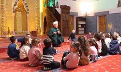 Van’da öğrenciler tarihi camide Ramazan'ın manevi coşkusunu yaşıyor