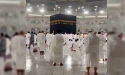 Ramazanın son günü Kabe'de yağmur altında dua ediliyor