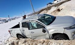 Van'da kamyonet şarampole yuvarlandı; 3 yaralı