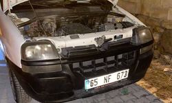 Van'da park halindeki kamyonetin motoru yandı