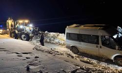 Başkale'de yoldan çıkan minibüs kara saplandı