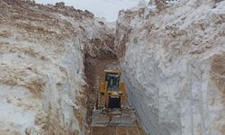 Yüksekova’da 8 metrelik kar tünelleri