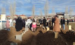 Van’da bayramın ilk günü mezarlıklar ziyaret edildi