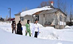 Van'da soğuk havaya aldırmadan hastaları için mahalle mahalle dolaşıyor