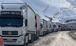 Türkiye-İran sınır kapısında 2 kilometrelik tır kuyruğu oluştu