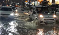 Yüksekova'da caddeler göle döndü