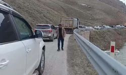 Yüksekova-Van yolundaki heyelan ulaşımı aksattı