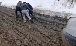 Van'da vatandaşlar araçlarını iple çekerek ilerliyor