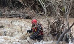 Dereye düşen çocuğu arama çalışmaları sürüyor