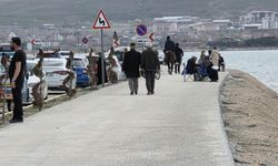 Güneşi gören Vanlılar sahile akın etti