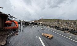 Bitlis-Van karayolunda iş makinesi ile tır çarpıştı: 1'i ağır 3 yaralı