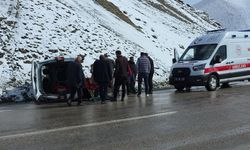 Van'da kaygan yolda devrilen kamyonette 1 kişi yaralandı