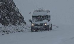 Hizan-Bahçesaray yolunda kar etkili oluyor