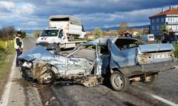 Kamyonetle çarpışan Tofaş ikiye bölündü