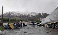 Tırla otomobil çarpıştı: 2 ölü, 1 yaralı