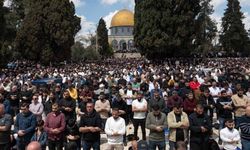 Mescid-i Aksa'da on binlerce Müslüman cuma namazında saf tuttu
